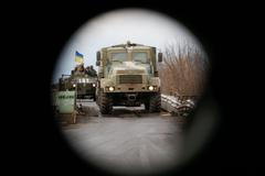 Ukrajinský armádní konvoj u města Debalceve. Na hranici s územím ovládaným separatisty.