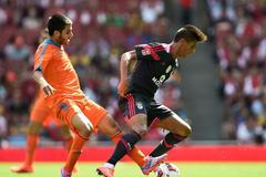 Joao Cancelo (vpravo) a Carles Gil v přípravném utkání Benfiky s Valencií