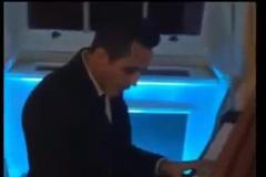 Alexis Sánchez jako klavírní virtuos