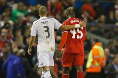 Pepe a Mario Balotelli v utkání Ligy mistrů