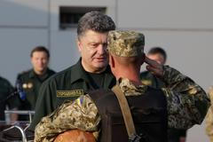 Ukrajinský prezident Porošenko s vojáky v Mariupolu.