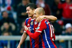 Lewandowski a Robben se radují z gólu Bayernu