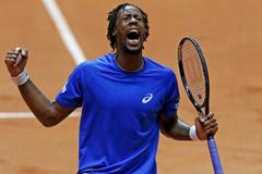 Monfils slaví výhru nad Federerem ve finále Davis Cupu