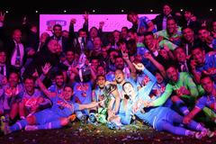 Hráči Neapole slaví triumf v italském Superpoháru.