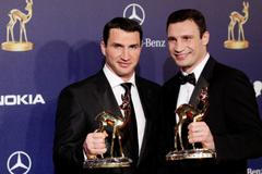 Vitalij Kličko se svým bratrem Vladimirem (vlevo) na předávání cen Bambi