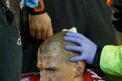 Ošetřování Martina Škrtele při zápase Liverpoolu s Arsenalem.