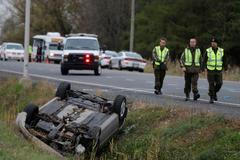 Kanadská policie na místě, kde se auto údajného radikála převrátilo.
