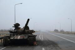 Vrak tanku na silnici u Luhansku.