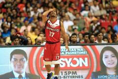 Boxer Manny Pacquiao jako hrající kouč filipínského basketbalového týmu týmu KIA-Sorento.