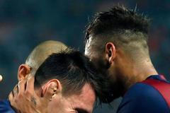 Messi a Neymar slaví gól Barcelony