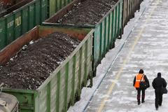 Vagony s uhlím na nádraží v ruském městě Zlobino.