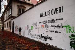 Lennonova zeď přemalovaná na bílo.