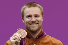 Americký střelec Matthew Emmons se raduje s bronzovou medailí na OH 2012 v Londýně.