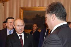 Putin a Porošenko si podávají ruku v Miláně.