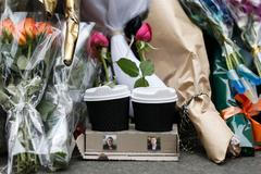 Kelímky s kávou s portréty dvou z obětí útoku v Sydney.