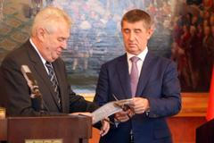 Zeman s Babišem stříhají dluhopis a čtyři milióny