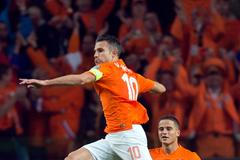 Nizozemsko - Lotyšsko (Robin van Persie slaví gól)
