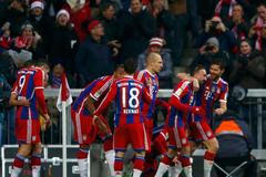 Franck Ribéry z Bayernu Mnichov slaví se spoluhráči gól v zápase s Bayerem Leverkusen.