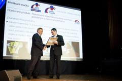 Náměstek ministra průmyslu a obchodu Jiří Havlíček předává ocenění Česká kvalita - Czech Made předsedovi Sdružení nájemníků ČR Janu Tarabovi