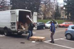 Rvačka zákazníka s doručovací službou