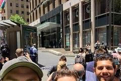 Selfie (terorista drží v kavárně rukojmí)