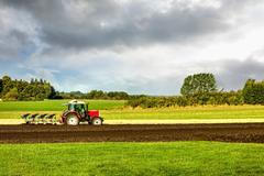 Zemědělství, traktor na poli, ilustrační foto