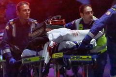 Záchranáři s raněným z kavárny Lindt v Sydney.