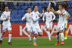 Kazachstán-ČR: Bořek Dočkal (9) a Pavel Kadeřábek (2) slaví gól