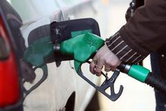Ropa, benzín, tankování, ilustrační foto