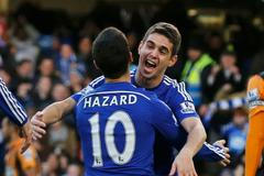 Eden Hazard a Oscar slaví gól Chelsea