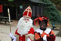 Zwarte Piet - nizozemský Černý Petr (vpravo).