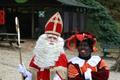 Zwarte Piet - nizozemský Černý Petr (vpravo).