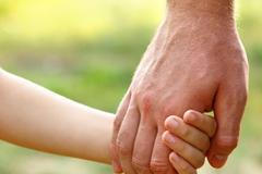 Ruce, dospělý a dítě, ilustrační foto