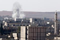 Pohled na Kobani od turecké hranice.