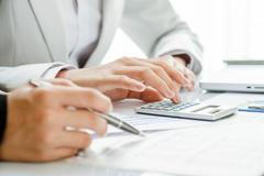 Ekonomika, úroková sazba, úroky, úvěr, investice, smlouva, finance, kalkulačka, ilustrační foto