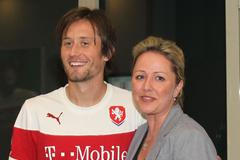 Ministr Chládek večeří s fotbalisty: Tomáš Rosický s ředitelkou NH hotelu