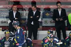 ELH, Sparta Praha - Liberec: střídačka Liberce - Pavel Hynek a Milan Černý