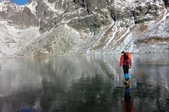 VIDEO Slovák chodí po zamrzlém jezeře