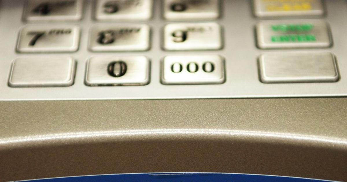 V Praze někdo výbušninou poškodil dva bankomaty, okolí prověřují pyrotechnici