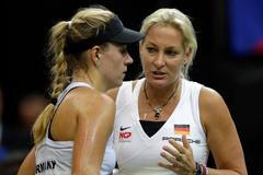 Fed Cup, finále 2014: Angelique Kerberová a kapitánka Barbara Rittnerová v zápase s Petrou Kvitovou