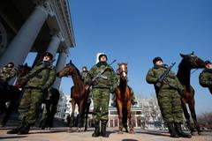 Separatisté v Doněcku před sídlem "prezidenta" samozvané Doněcké lidové republiky Alexandra Zacharčenka.