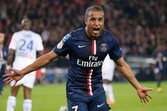 Lucas Moura slaví gól v síti Marseille