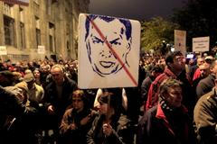 Tisíce Maďarů demonstrovaly za demisi premiéra Orbána a šéfky daňové správy