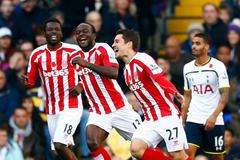 Bojan krkic a spol. se radují z branky Stoke v Premier League