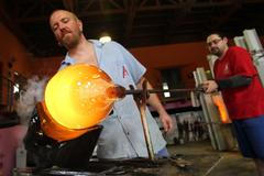 Sklárna Ajeto, Lindava u Nového Boru, výroba trofeje pro Tour de France.