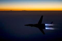 Podle Kurdů jsou nálety neúčinné. Na snímku americký bombardér B-1B Lancer nad Sýrií.