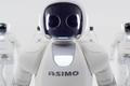 Robot Asimo v akci: Zatancuje, pozdraví a přinese i kávu