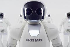 Robot Asimo v akci: Zatancuje, pozdraví a přinese i kávu
