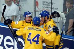 MS 2014, ČR-Švédsko: Simon Hjalmarsson (vlevo) slaví gól