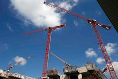 Jeřáby na stavbě, ilustrační foto